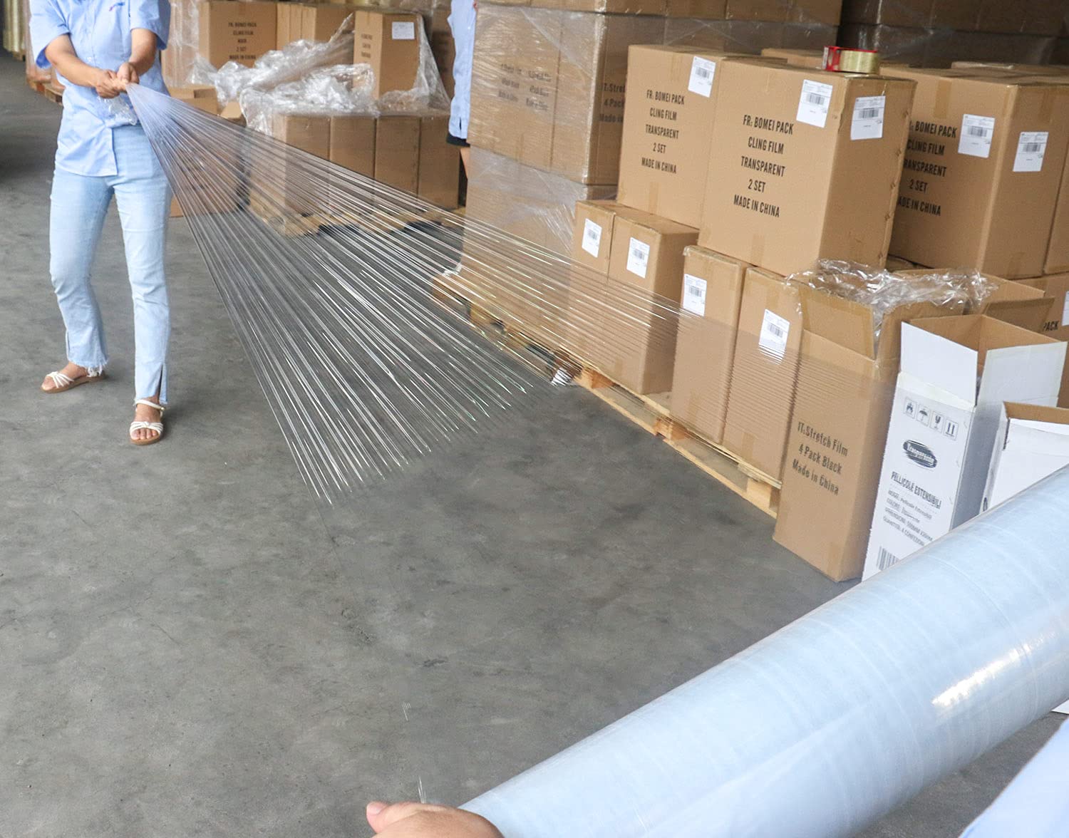 Black & Clear Stretch Wrap Industrial Strength with Plastic Handle 18" x 1000 Feet 80 Gauge 4 Pack